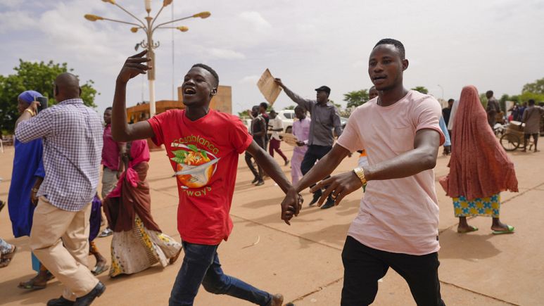Niger junta defiance: symbolic rally challenges ECOWAS ultimatum, geopolitical shifts emerge 